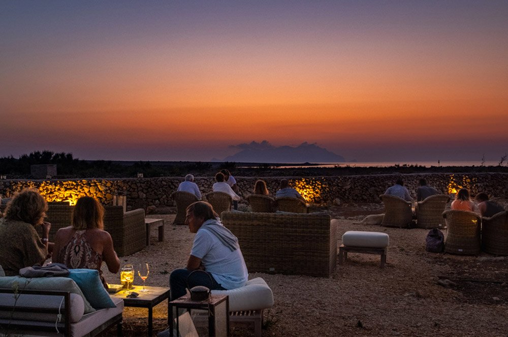 THE RESTAURANT
ON THE SEA